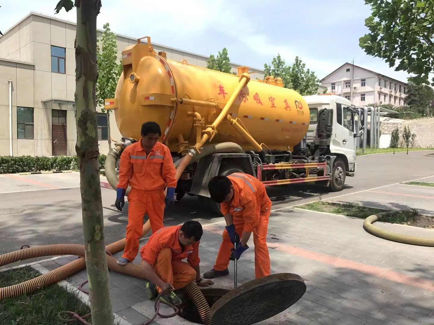 冀州管道疏通车停在窨井附近