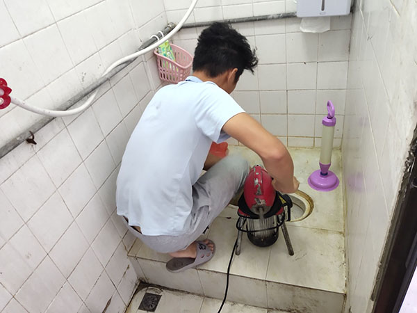 冀州管道堵塞冒臭气 专业师傅现场解决问题